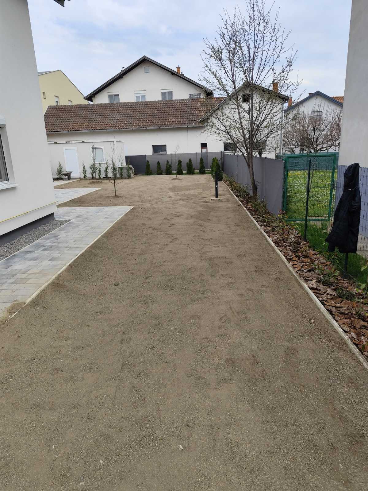 Uređen travnjak oko kuće